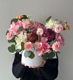 Композиция "Flowers Harmony" из роз, гвоздик, ранункулюсов и хризантем
