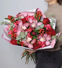 Композиция "Шейзи" из роз, орхидей и гиперикума