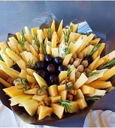Букет из сыра "Любителям сыра.." с сыром и оливками