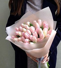 Букет из 35 розовых голландских тюльпанов в оформлении