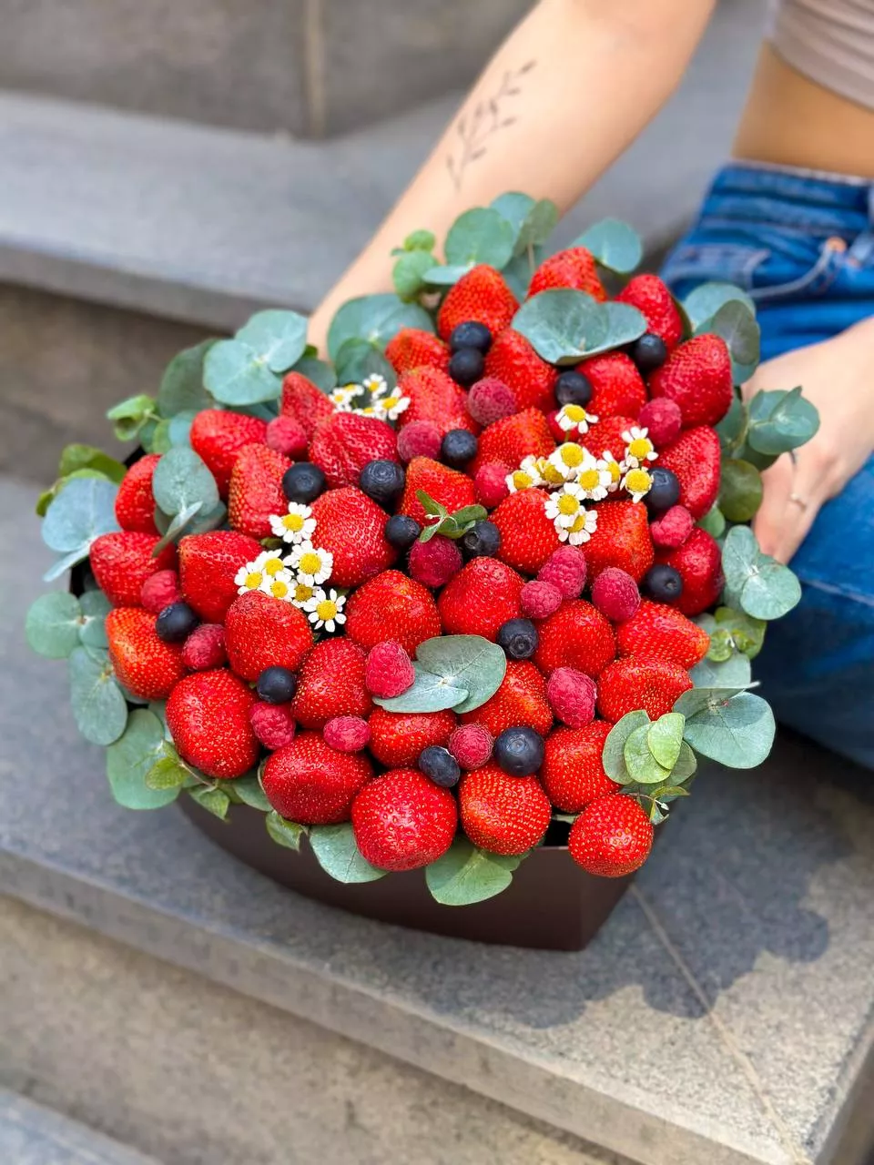 Композиция "Berry crush" из ягод, ромашки и эвкалипта