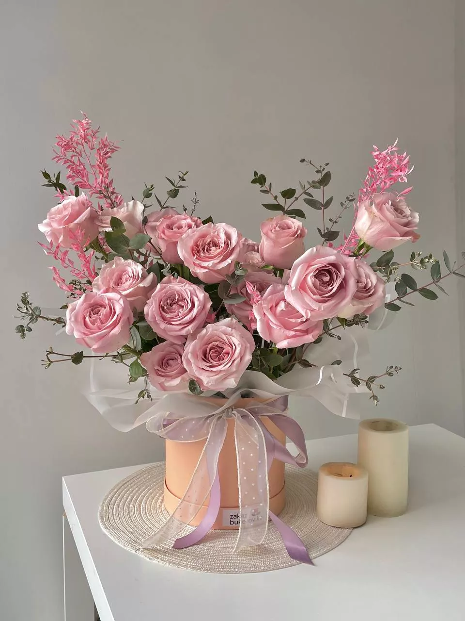 Композиция "Art Roses" с розами и рускусом в коробке