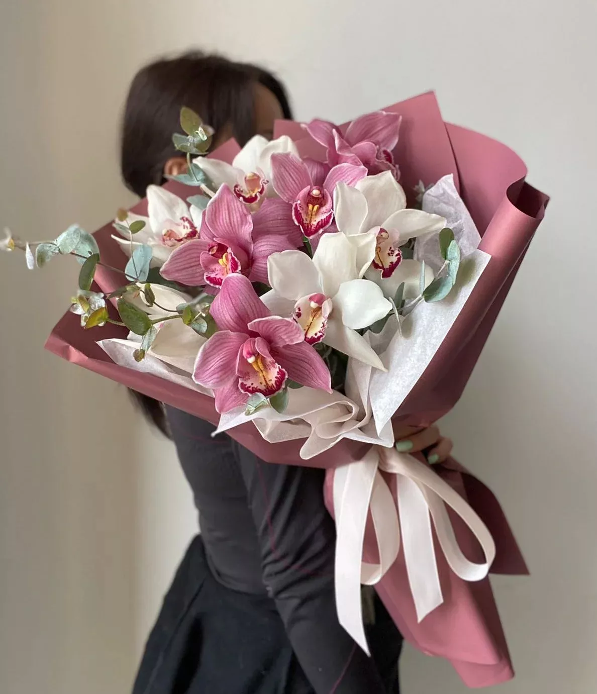 Букет "Каррия" их орхидей и эвкалипта