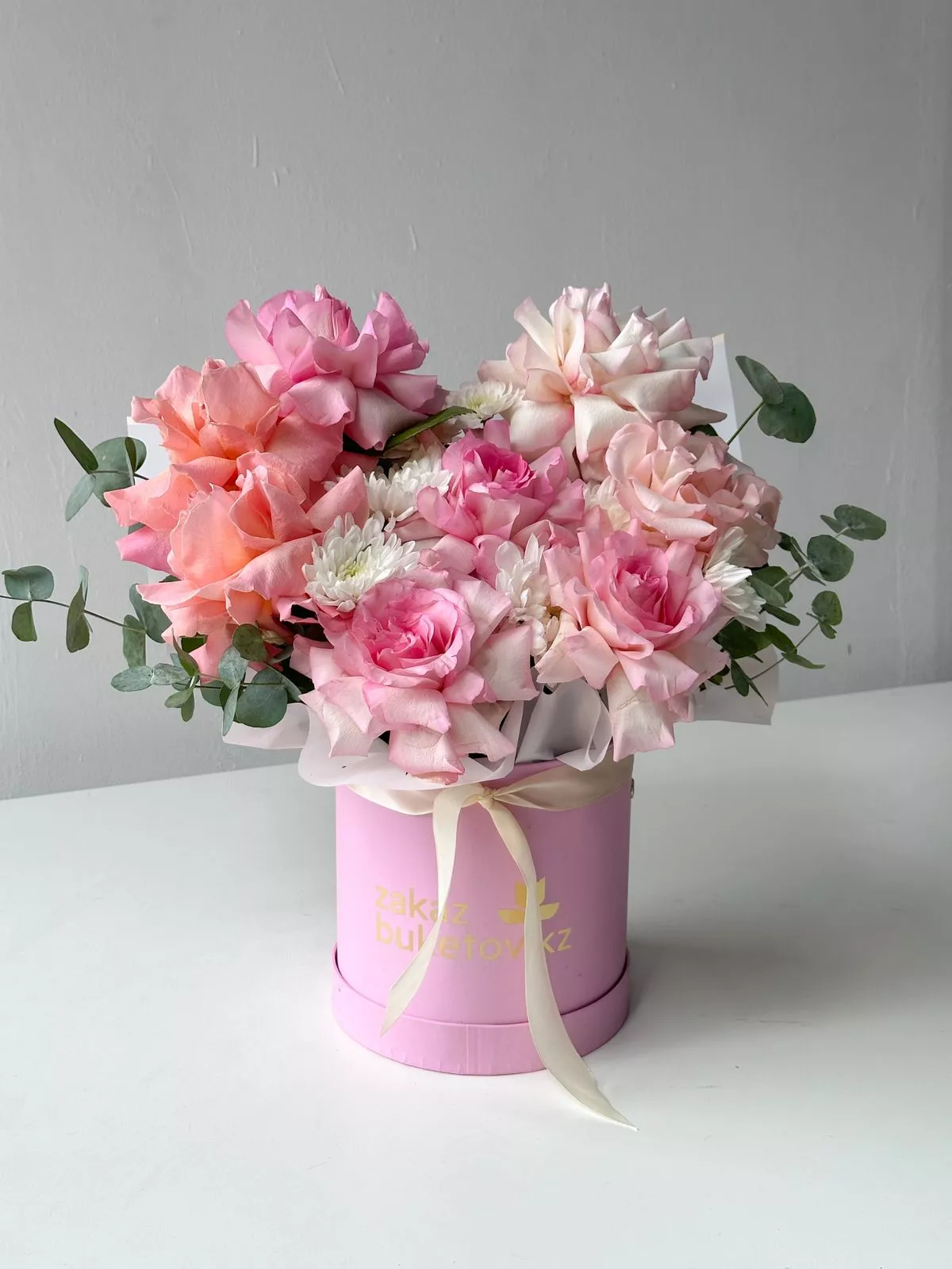 Композиция "Pink Serenity" из роз, хризантем  эвкалипта в коробке