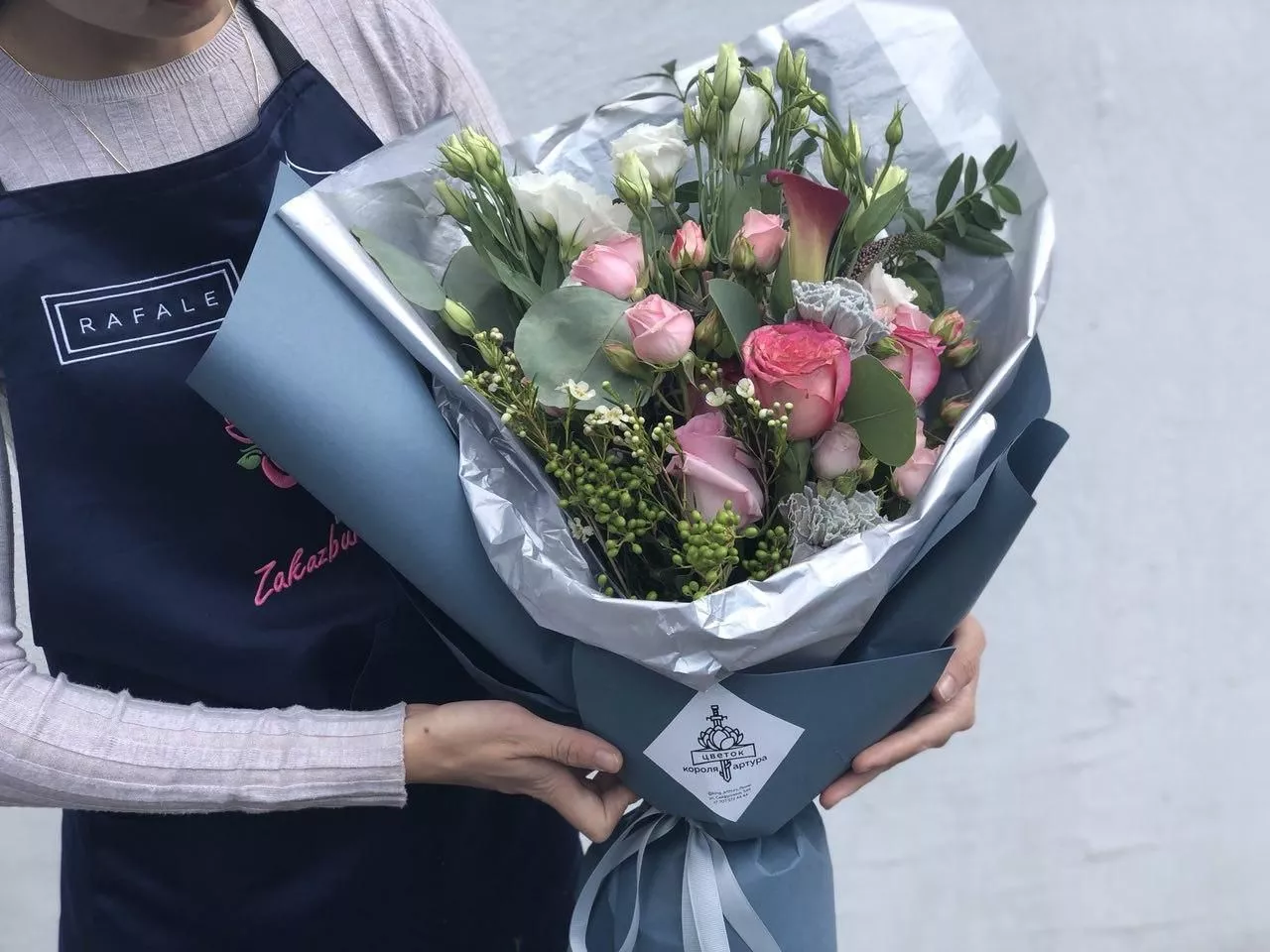 Цветочный букет "Хелен" из Лизиантусов и роз