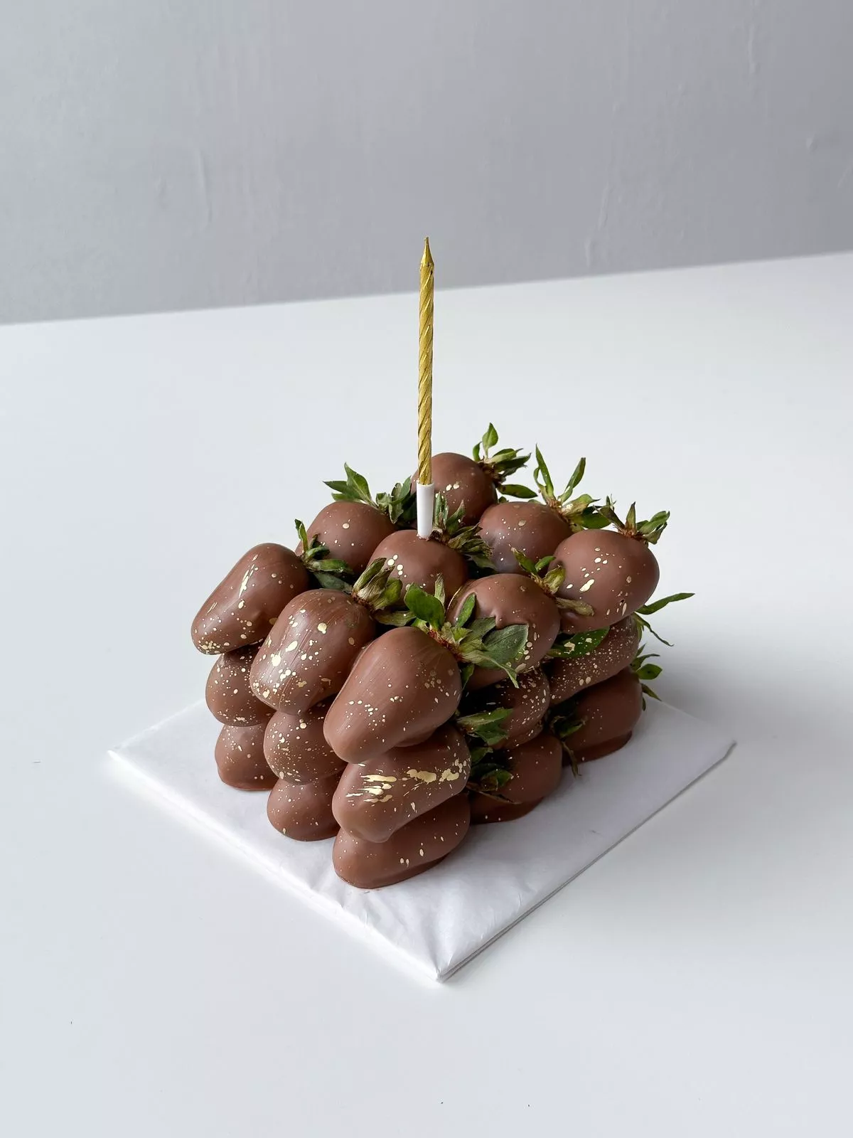 Клубничный торт композиция из клубники в молочном шоколаде